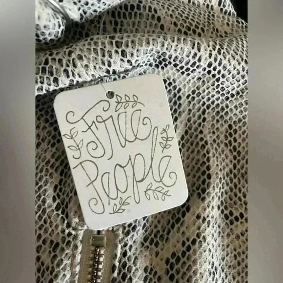 Free People women’s Snakeskin animal Print Mini Skirt NWT size 6 front side zip - Picture 7 of 9